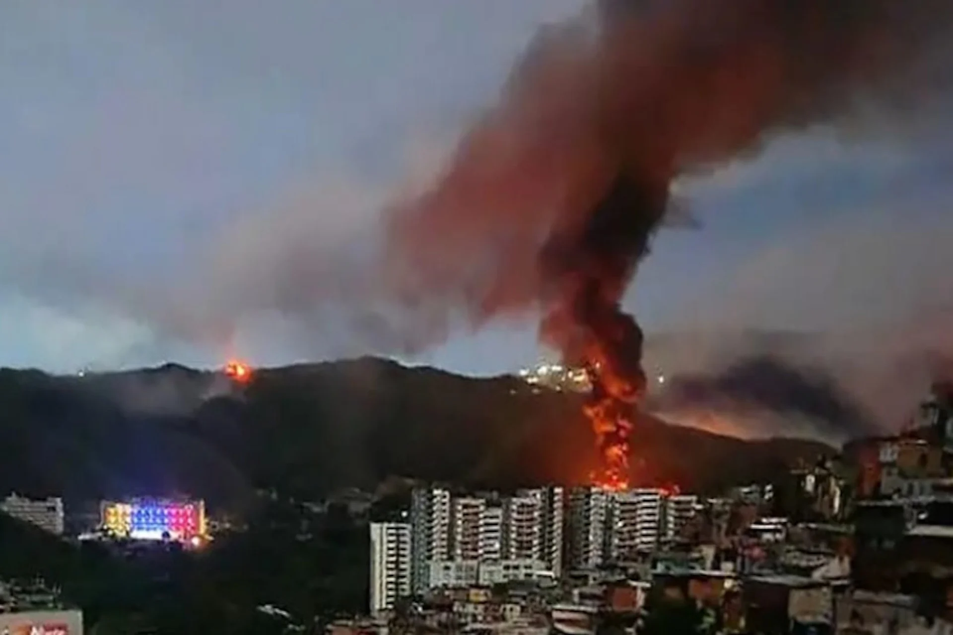 Venezuela-bajo-ataque_caracas_31.12026
