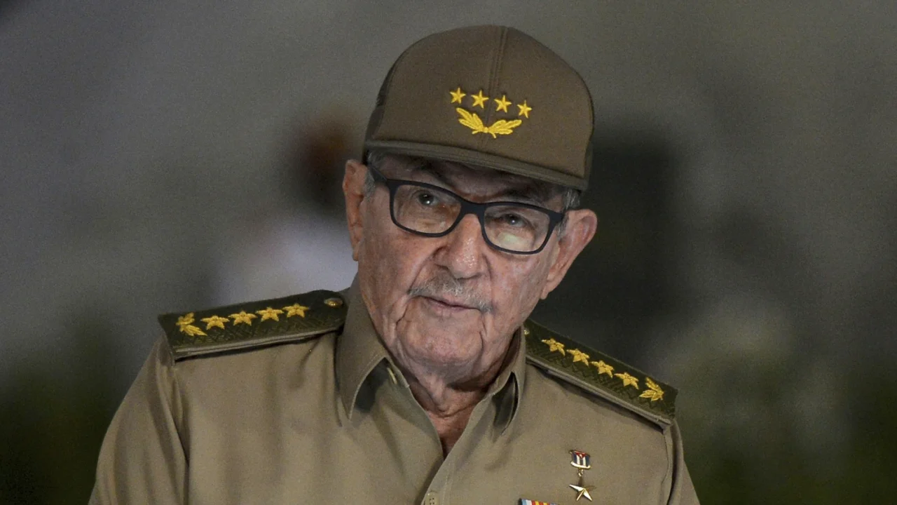 La sombra de la espada: EE.UU. acusa a Raúl Castro por un hecho de hace 30 años y tiende un cerco letal sobre Cuba