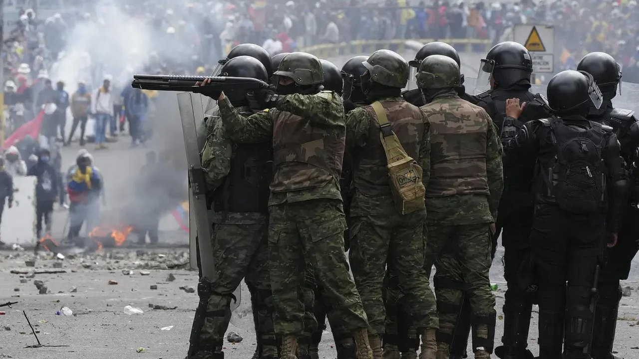 La doctrina del garrote: la militarización se extiende por América Latina mientras el capital desplaza a la democracia