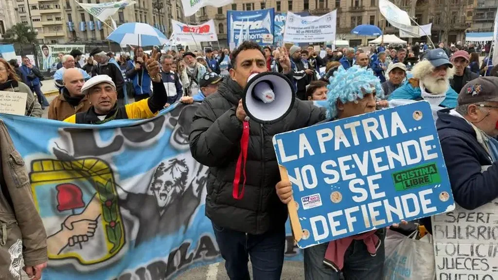 Al grito de “la patria no se vende” el pueblo argentino se levanta contra Milei y el proyecto de colonización sionista