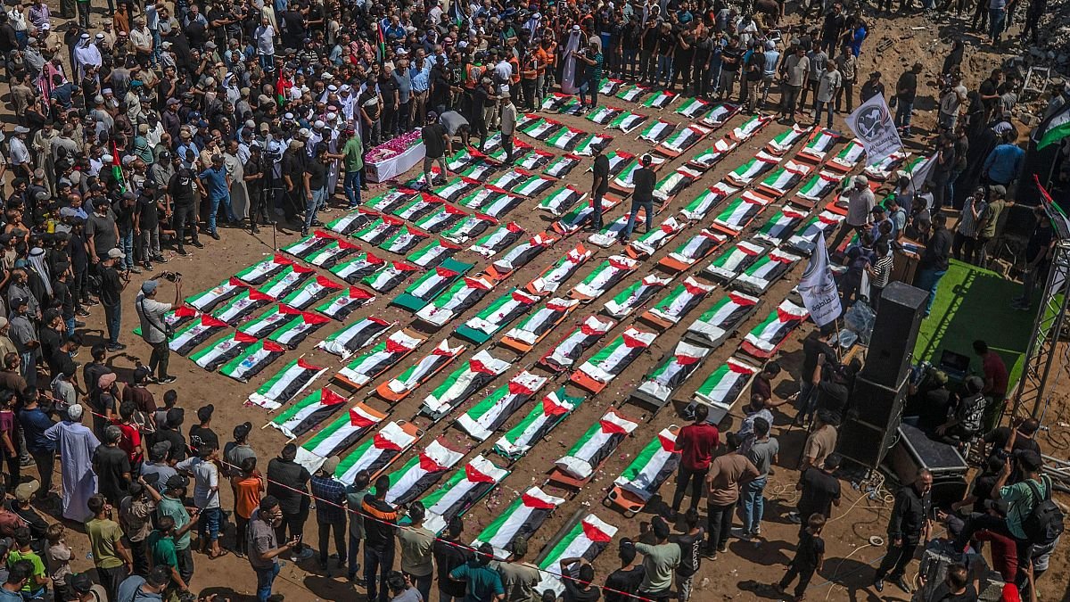 La masacre que el mundo quiso olvidar: 112 cuerpos de una misma familia emergen del polvo tres años después para convertirse en el funeral más grande de Palestina