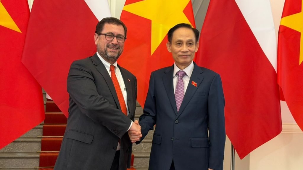 vietnam-embajador-chileno-con-funcionario-vietnamita-1024x576