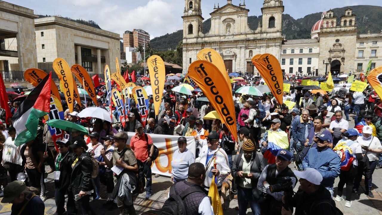 En Colombia, sindicatos, estudiantes y organizaciones indígenas convocan una movilización nacional contra las políticas del gobierno de extrema derecha